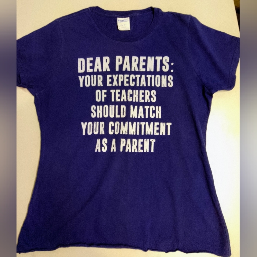 EUC WOMANS GRAPHIC TOP